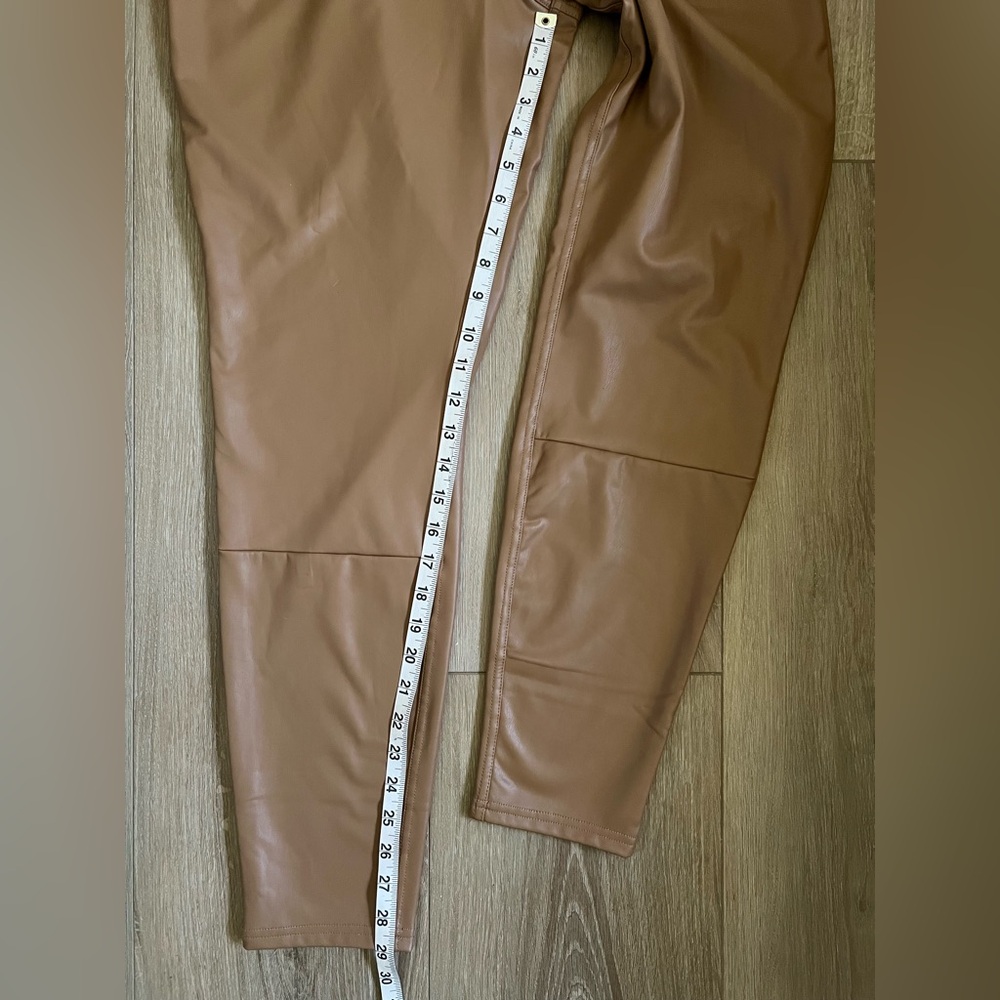 HUE Leatherette Mid Rise Full Length Leggings NWT - Picture 4 of 8